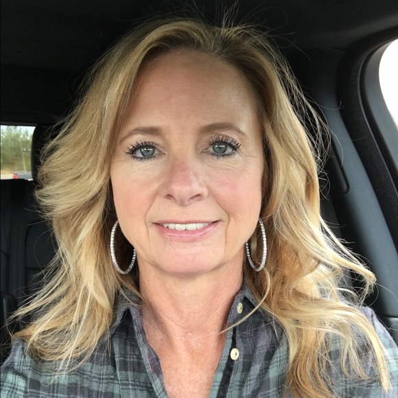 Profile Picture of Lisa Hobbs (@lisafhobbs) on Poshmark