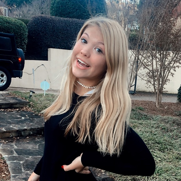 Profile Picture of Ella Patterson (@ellaapattersonn) on Poshmark