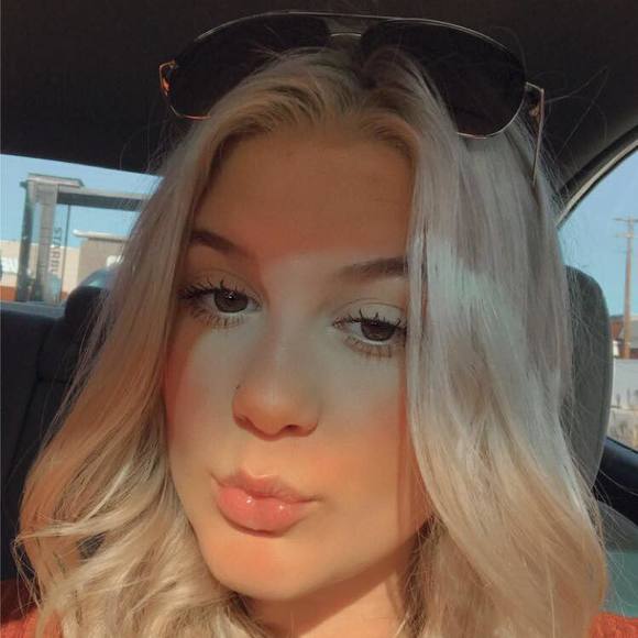 Profile Picture of Laelana Huth (@laelana1) on Poshmark