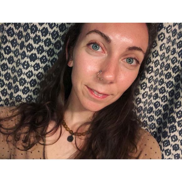 Profile Picture of Sarah James (@sarahjillyjames) on Poshmark