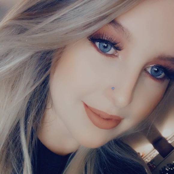 Profile Picture of Becky Lorge (@blorge) on Poshmark