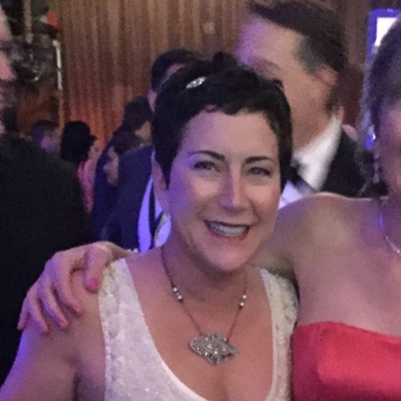 Profile Picture of Lisa Ewert (@iheartnovh) on Poshmark