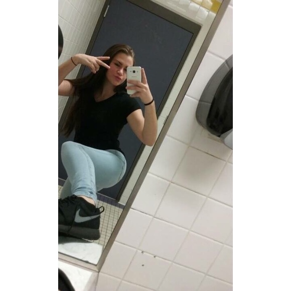 Profile Picture of Colleen Mcguire (@leenafff) on Poshmark