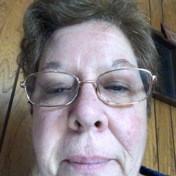 Profile Picture of Andrea Chisholm (@mopmum) on Poshmark