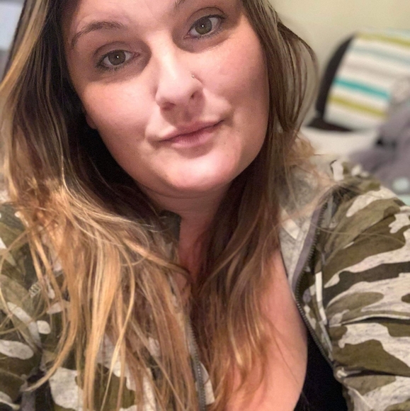 Profile Picture of Michelle Sledd (@sxyprettymom) on Poshmark