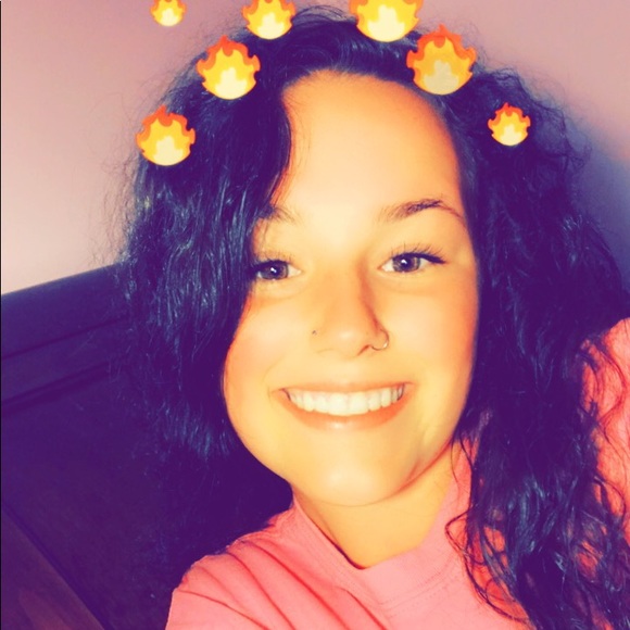 Profile Picture of Hannah Branch (@hannah_branch) on Poshmark