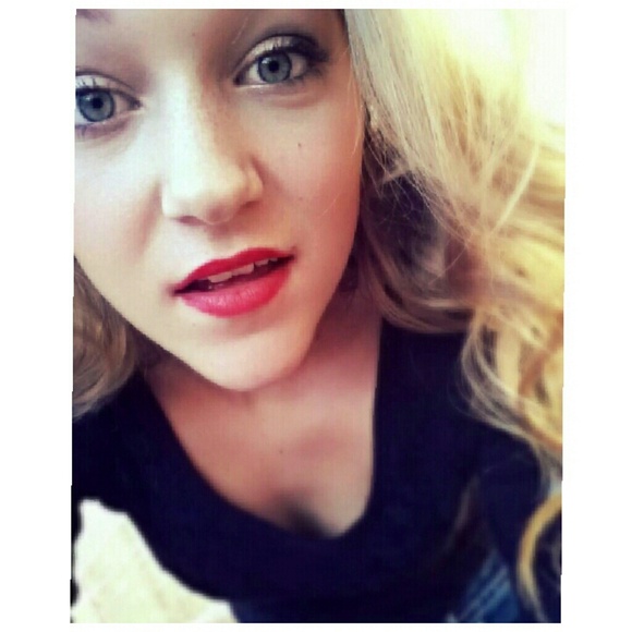 Profile Picture of Ashlie Grinsteiner (@ashliemarie97) on Poshmark