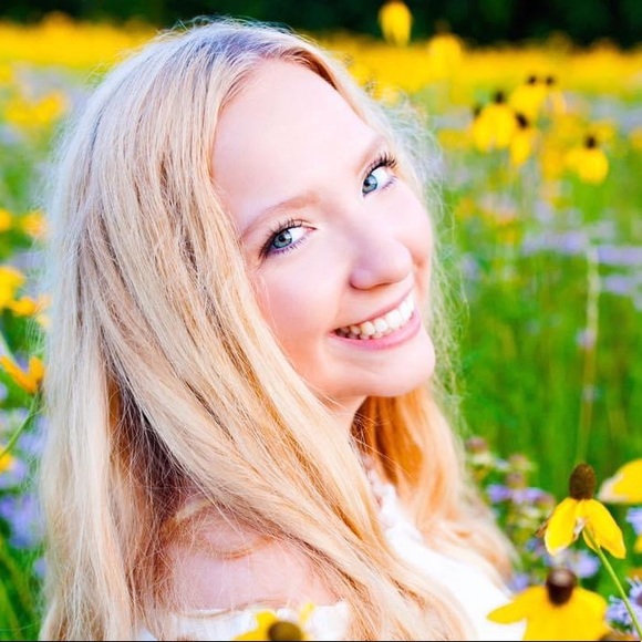 Profile Picture of Emma Arlt (@emmaarlt) on Poshmark