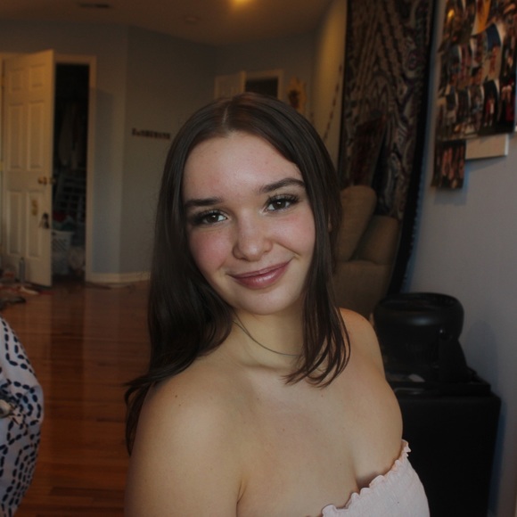 Profile Picture of Kelly Hauch (@kellyhauch) on Poshmark