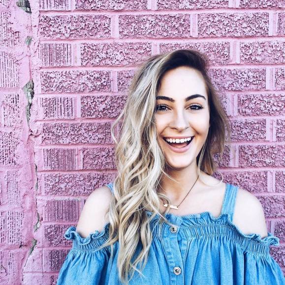 Profile Picture of Emily Ancona (@emilyancona) on Poshmark