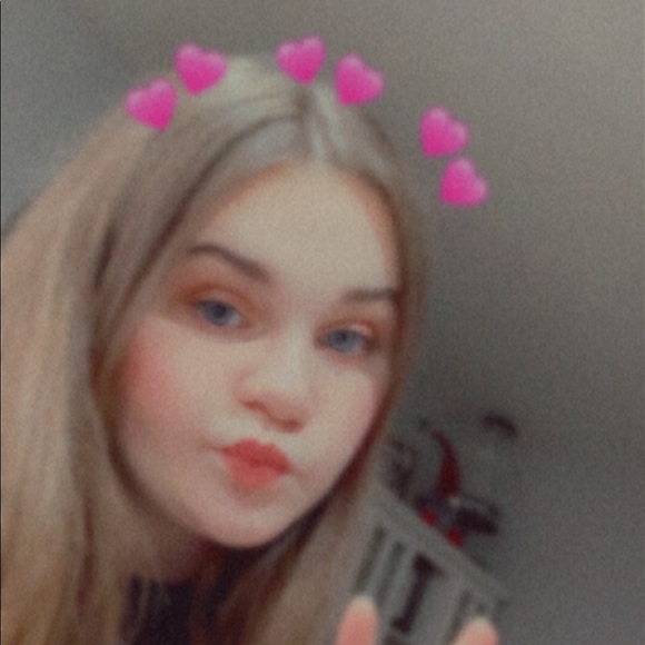 Profile Picture of Bella Peterson (@bellapeterson12) on Poshmark