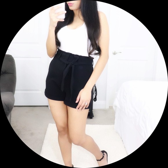 Profile Picture of Eliza Lorente (@walkthatwall) on Poshmark