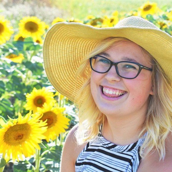 Alli Vander plas - Poshmark Profile Picture of Alli Vander plas (@piladia) on Poshmark