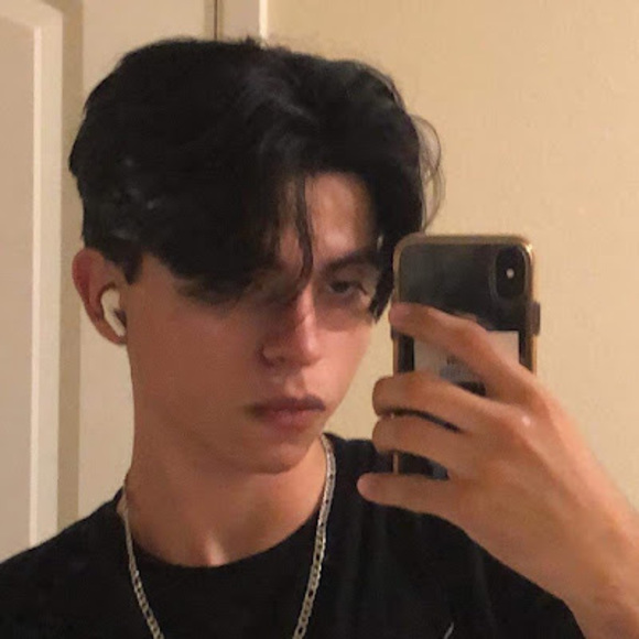 Profile Picture of Daniel Quiles diaz (@danielquill21) on Poshmark