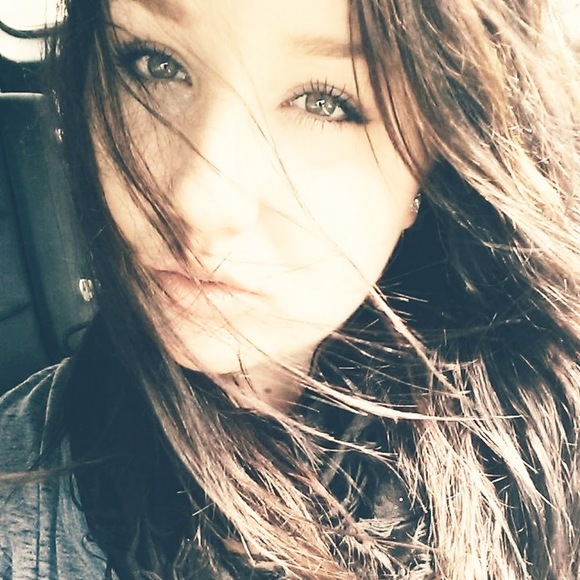 Profile Picture of Ness Hajicek (@nesshajicek) on Poshmark