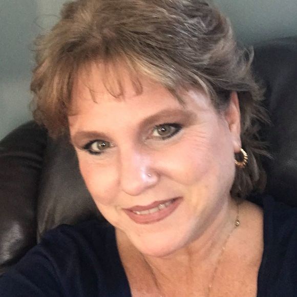 Profile Picture of Vicky Longley (@vlongley173) on Poshmark