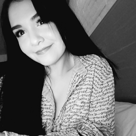 Profile Picture of Sophia Acedo (@sophiadenette) on Poshmark