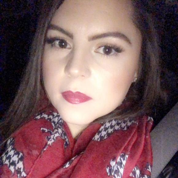 Profile Picture of Megan Crompton (@megantecora) on Poshmark