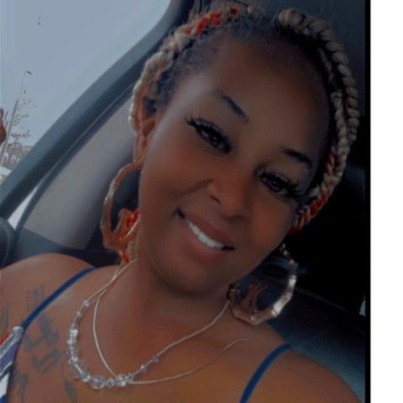 Profile Picture of Kiara Bacote (@oshaniquekiara) on Poshmark