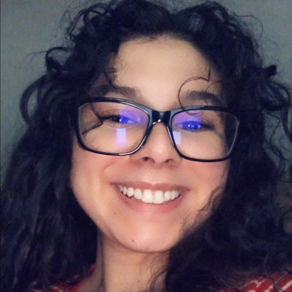 Profile Picture of Zoi Olivarez (@zoiolivarez) on Poshmark
