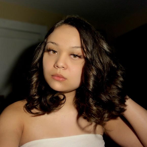 Profile Picture of Julianna Cherry (@jvlesx) on Poshmark