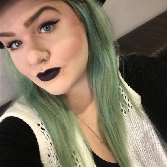 Profile Picture of Lindsay Troutt (@lindsayf1sh) on Poshmark