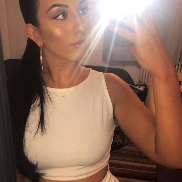 Profile Picture of Elizabeth Calabrise (@jessicabertuch) on Poshmark