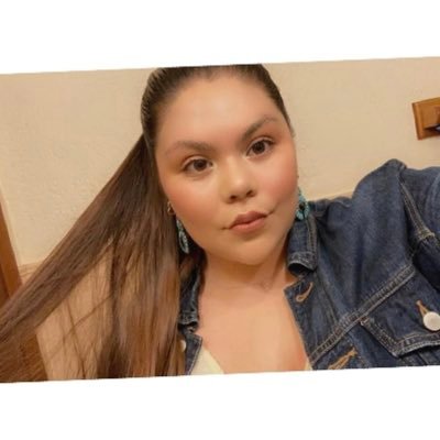 Profile Picture of Laura (@LauraAniza) on Twitter