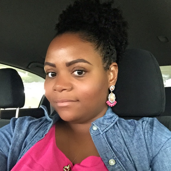 Profile Picture of Crystal Trahan (@crystal_trahan) on Poshmark