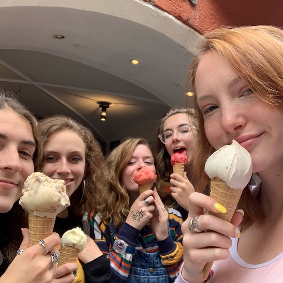 Profile Picture of Zoey Kelly (@zoeykkelly) on Poshmark