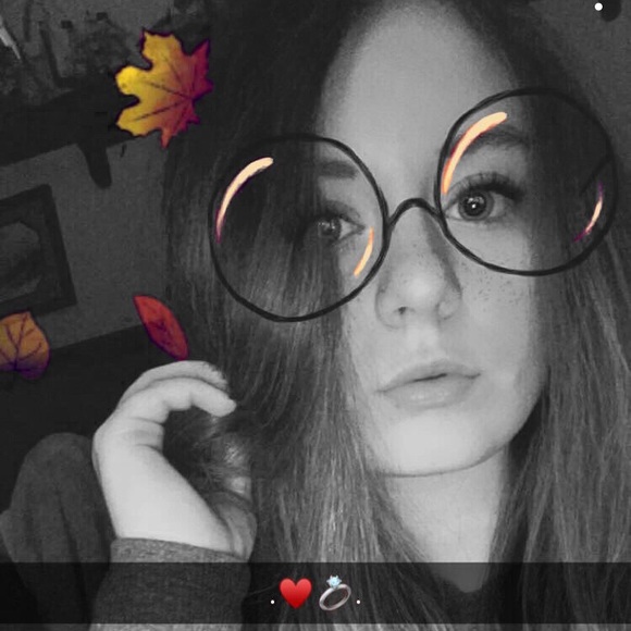 Profile Picture of Violet Boyd (@violetduvall) on Poshmark