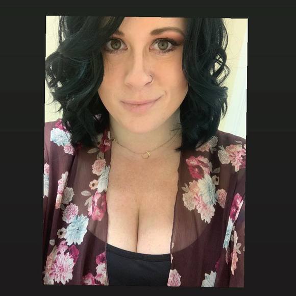 Profile Picture of Steph Fowler (@stefowler) on Poshmark