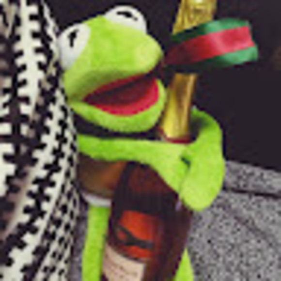 Profile Picture of Yiqi C (@leejgrseel) on Poshmark