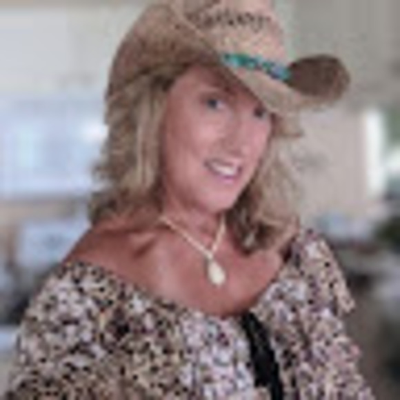 Profile Picture of Julie Dismore (@juliedismore11) on Poshmark