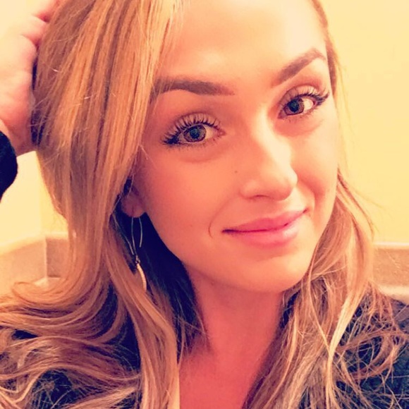 Profile Picture of Ashlee Morbidelli (@siobhan_ash) on Poshmark
