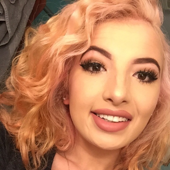 Profile Picture of Syndelle Green (@syndelle21) on Poshmark