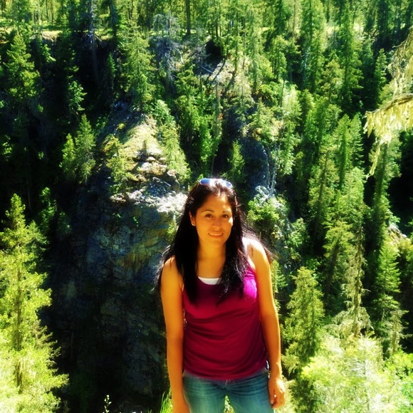 Profile Picture of Yesenia Cuevas (@yesifaucett) on Poshmark