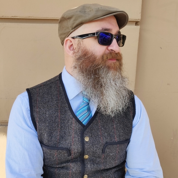 Profile Picture of Toby Morales (@sellbyweekend) on Poshmark