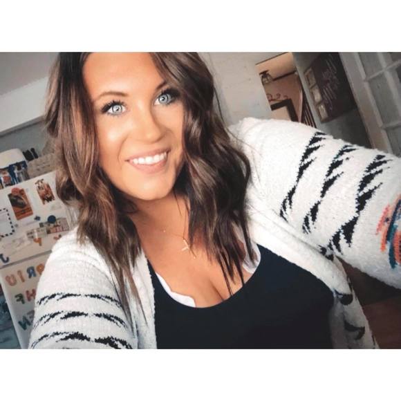 Sierra Greulich - Poshmark Profile Picture of Sierra Greulich (@sierranewton43) on Poshmark