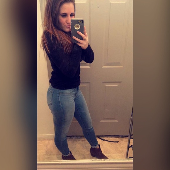 Profile Picture of Kat Scheppa (@kschep) on Poshmark