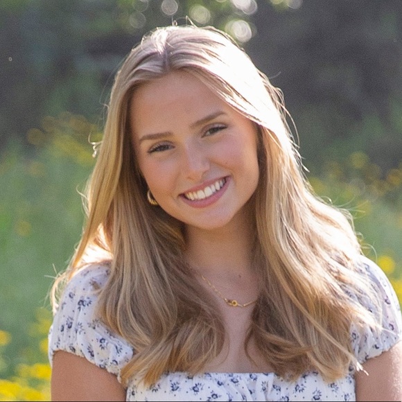 Profile Picture of Paige Decinces (@paige_decinces) on Poshmark