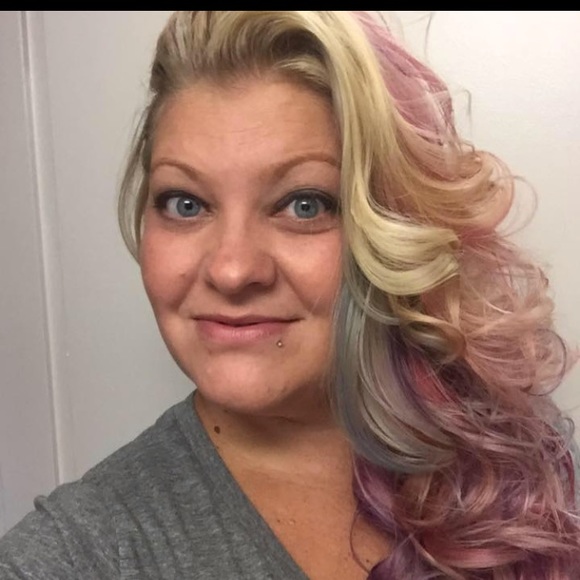 Profile Picture of Christi Higgs (@beachbum1215__) on Poshmark
