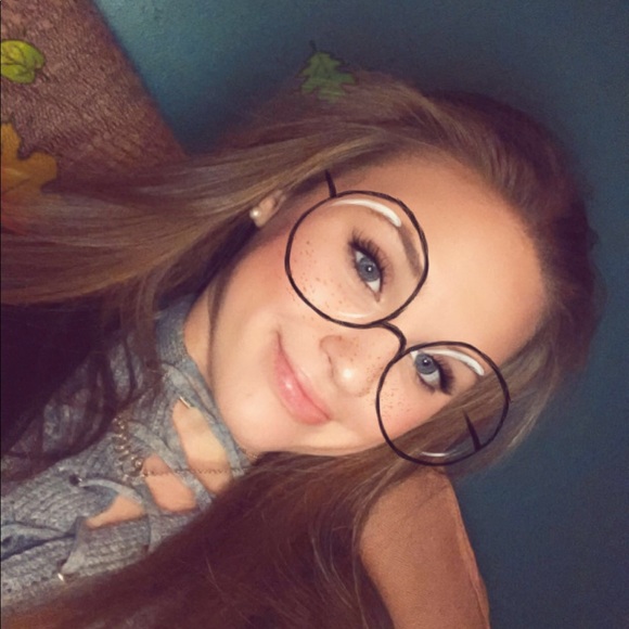 Profile Picture of Caitlin Appeton (@caitlinba) on Poshmark
