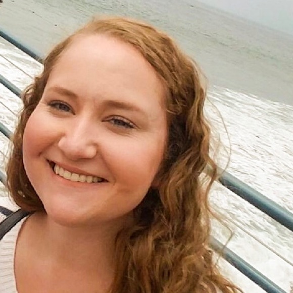 Profile Picture of Amanda Populus (@alpopulus) on Poshmark