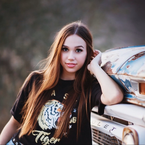 Profile Picture of Summer Bitteker (@girlbossshop) on Poshmark