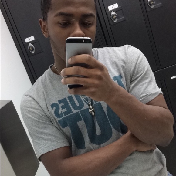 Profile Picture of Rayvon Henley (@lilrayy) on Poshmark