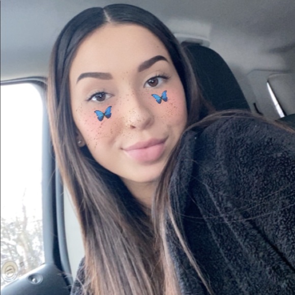 Profile Picture of Emma Campos (@emmacampos_) on Poshmark