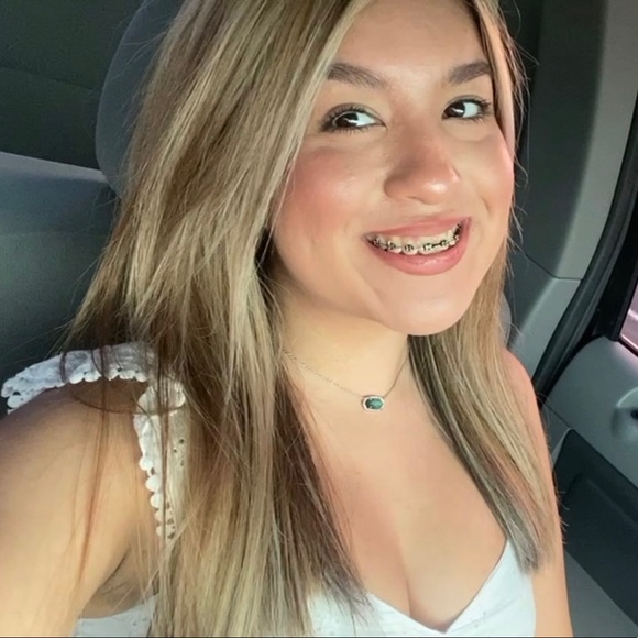 Profile Picture of Alexia Suarez (@alexializettee) on Poshmark