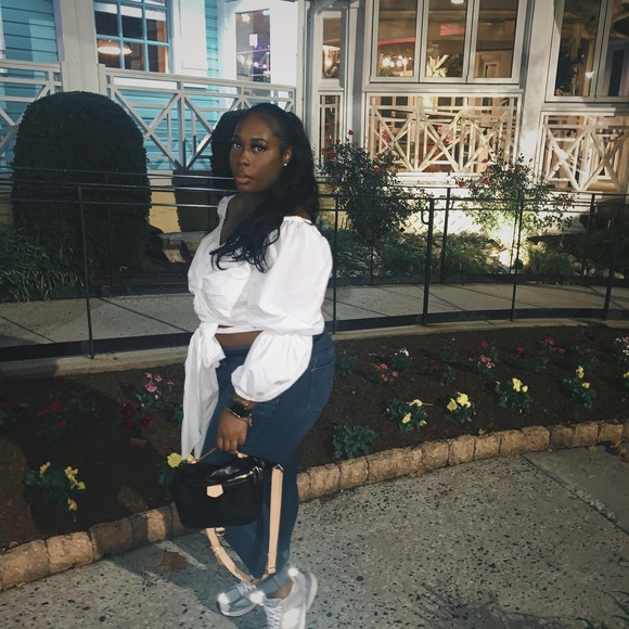 Profile Picture of Jasmine Synclair (@jsyn_) on Poshmark