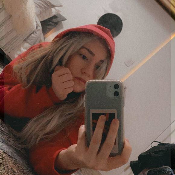 Profile Picture of Brooke Arnoldsen (@brookearnoldsen) on Poshmark